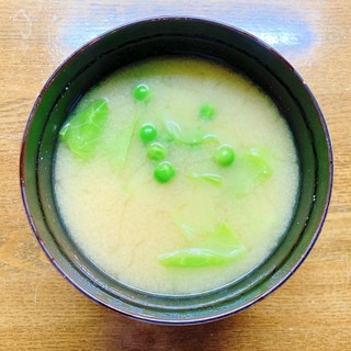 グリーンピースとキャベツの味噌汁